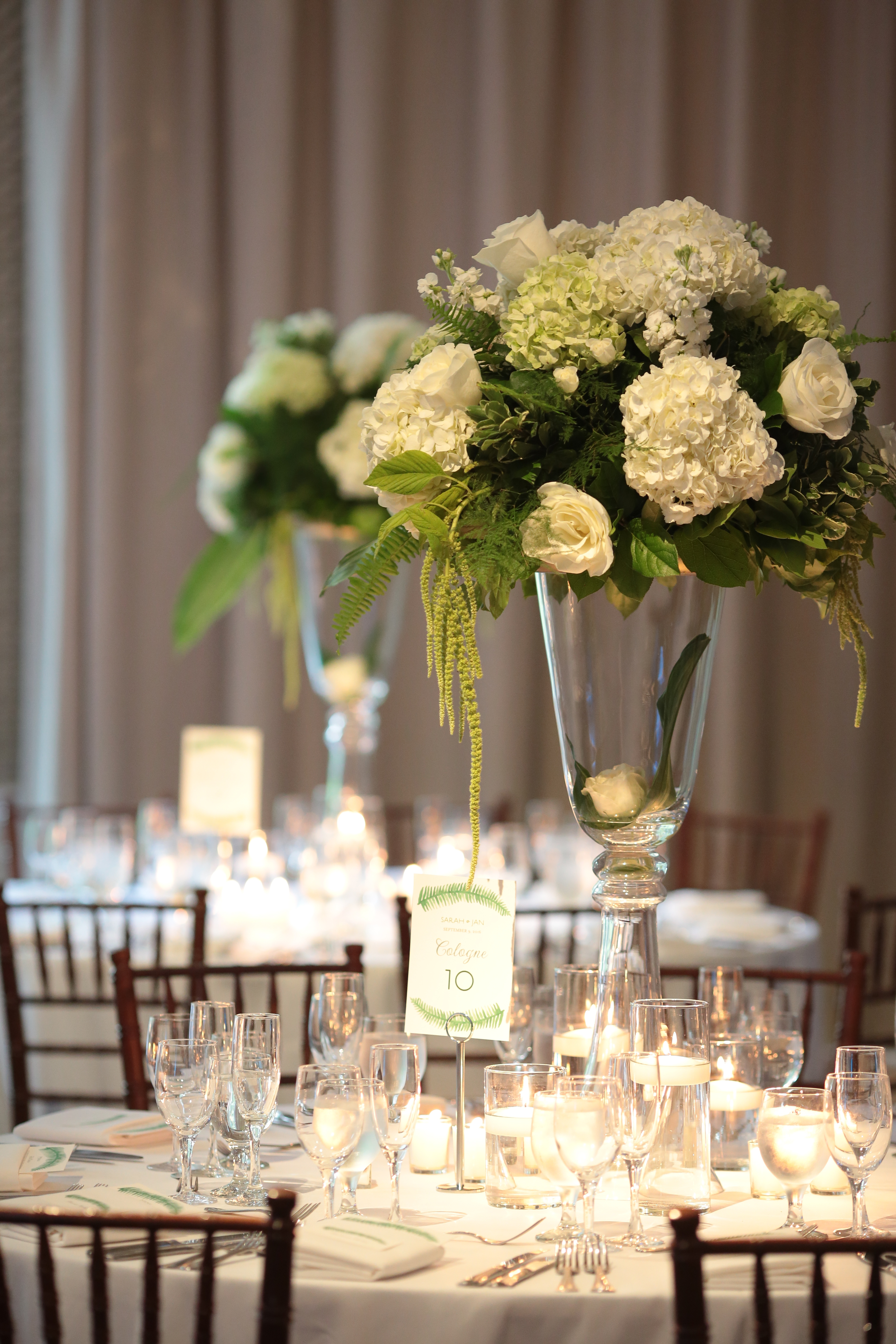 Greenery inspiration for your wedding centerpieces that is both elegant and classic. Perfect for a garden or outdoor wedding.