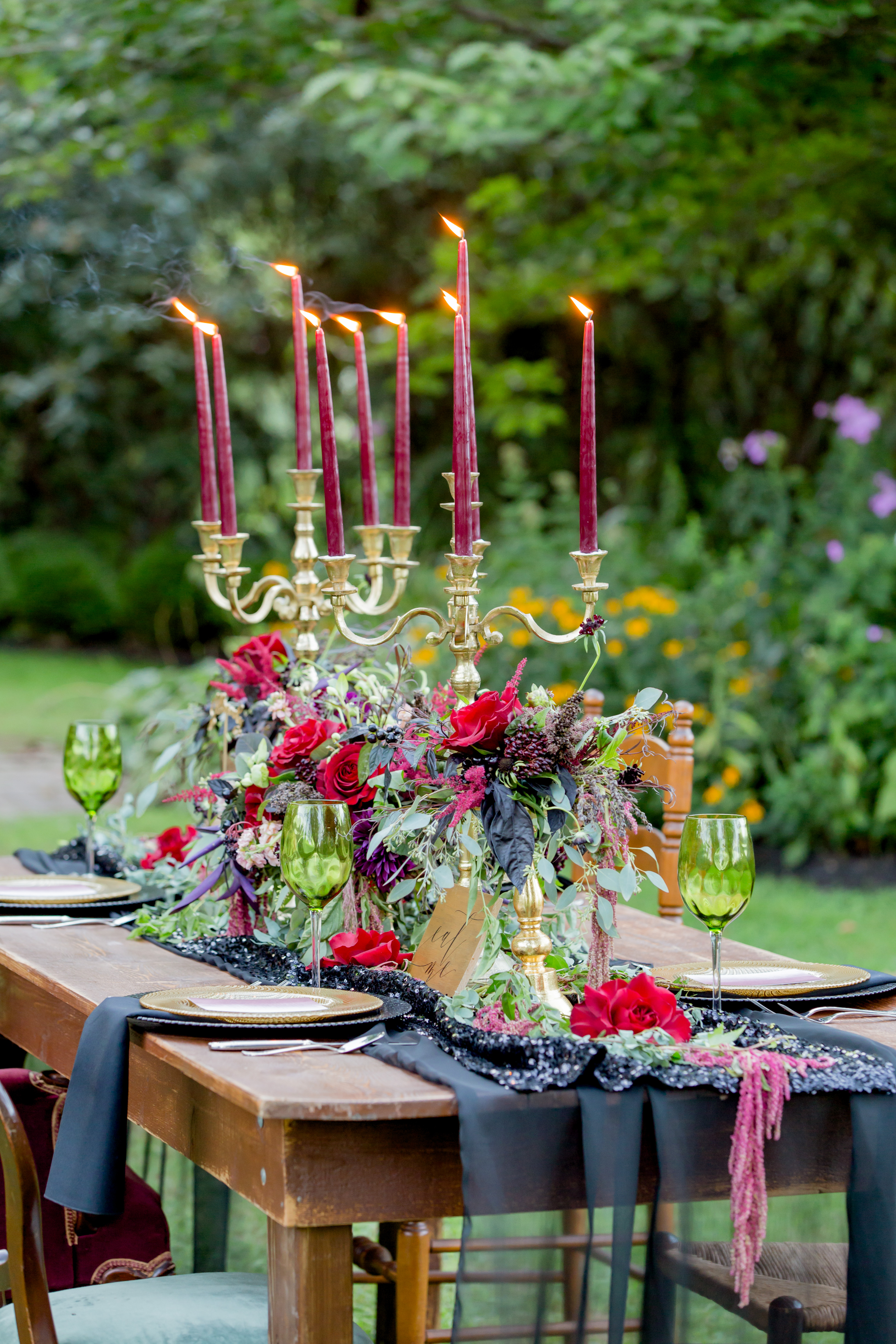 This jaw-dropping wedding reception table is perfect for the boho chic garden bride. Get inspired for your garden wedding with ideas on our blog!