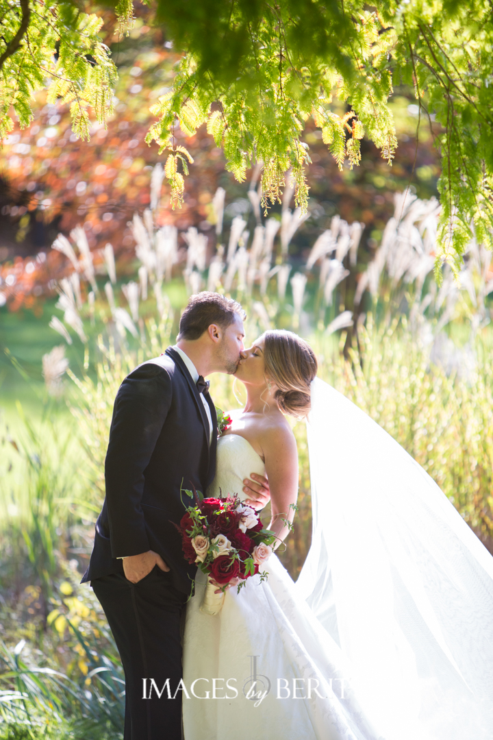 Find out where this dreamy garden wedding venue is and get inspiration for your own garden wedding. We share plenty of ideas along with a free printable of venues across the United States for your unique garden wedding. 