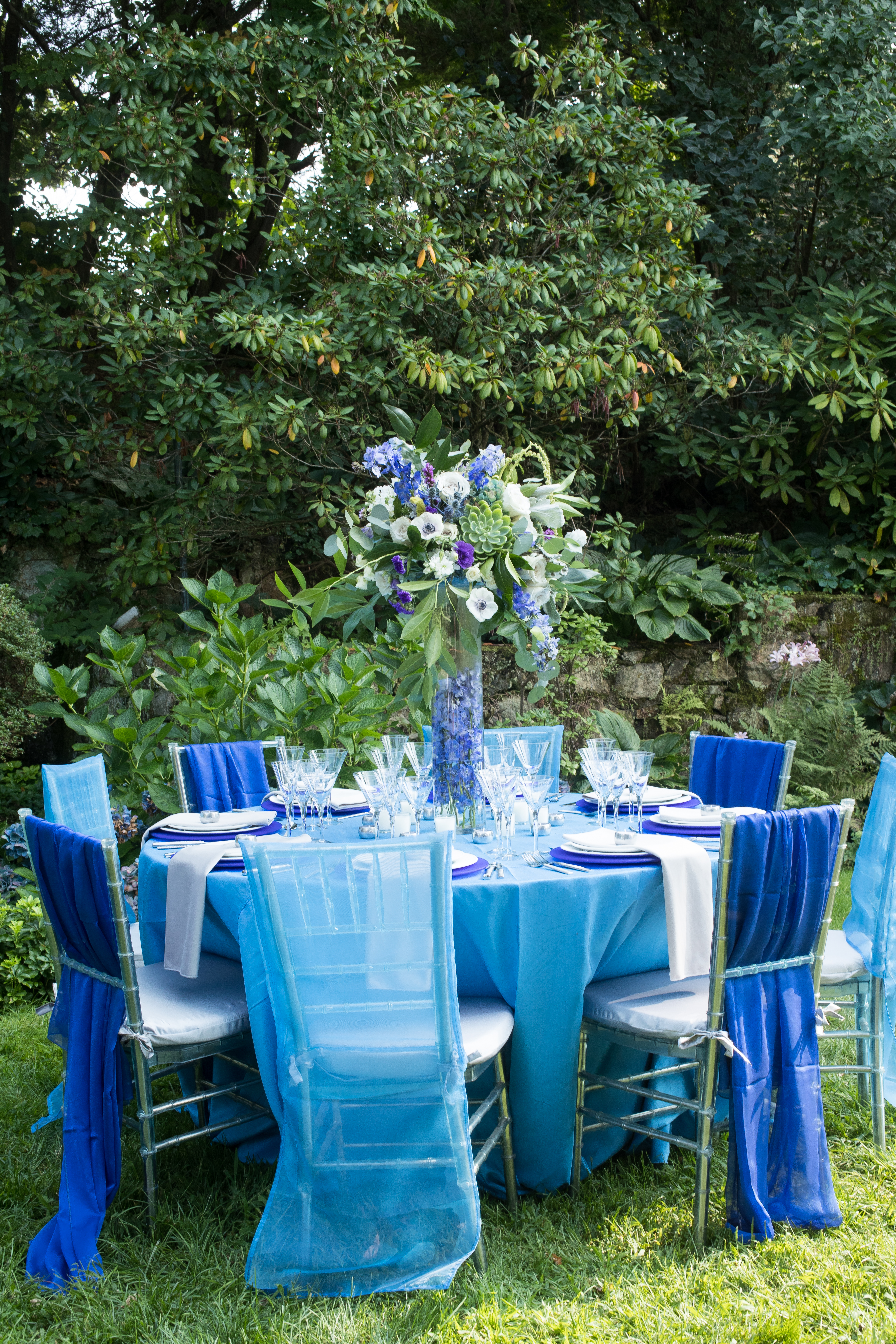 This gorgeous combination of blues and purples is perfect for a garden wedding. Read the blog to get more inspiration and download the free venue guide to find the best place for your wedding!