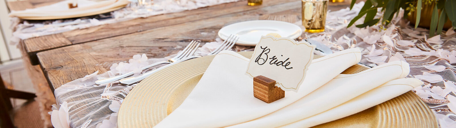 gold plate and table setting wedding