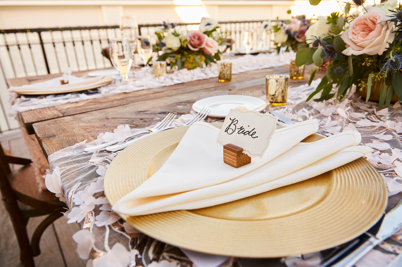 gold plate and table setting wedding