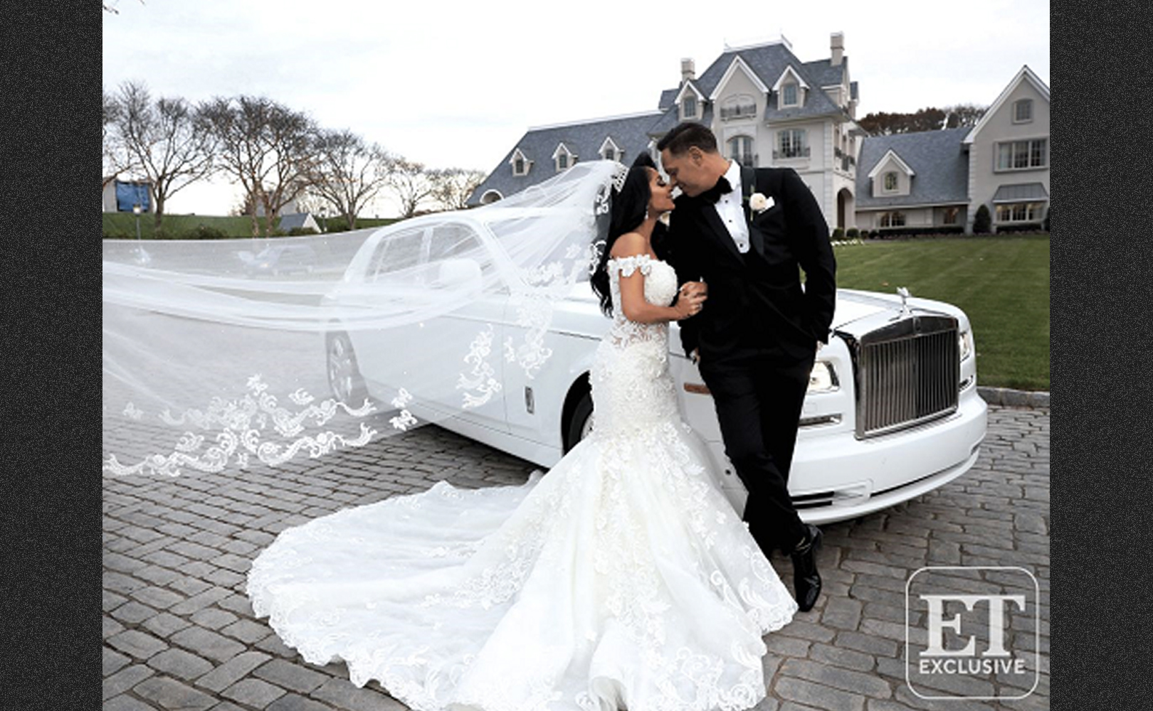 pictures of bride and groom outside park chateau
