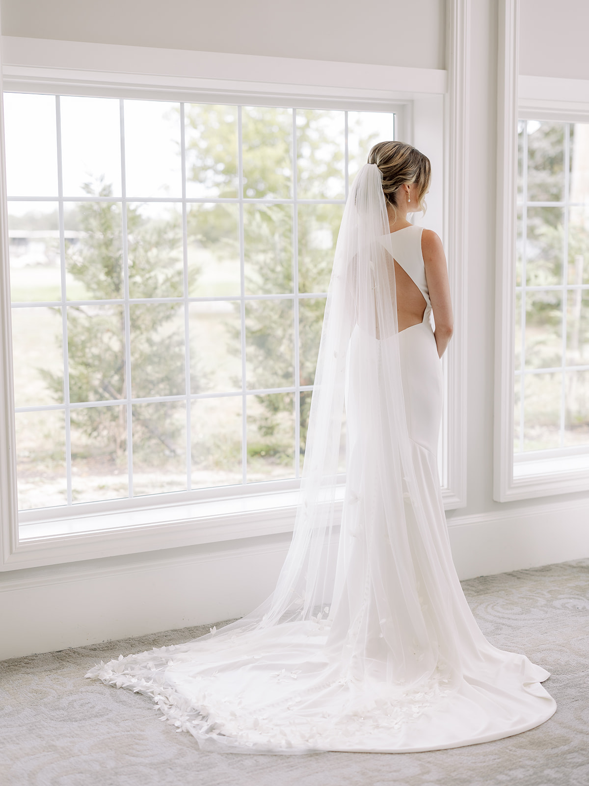 bride from behind with long veil