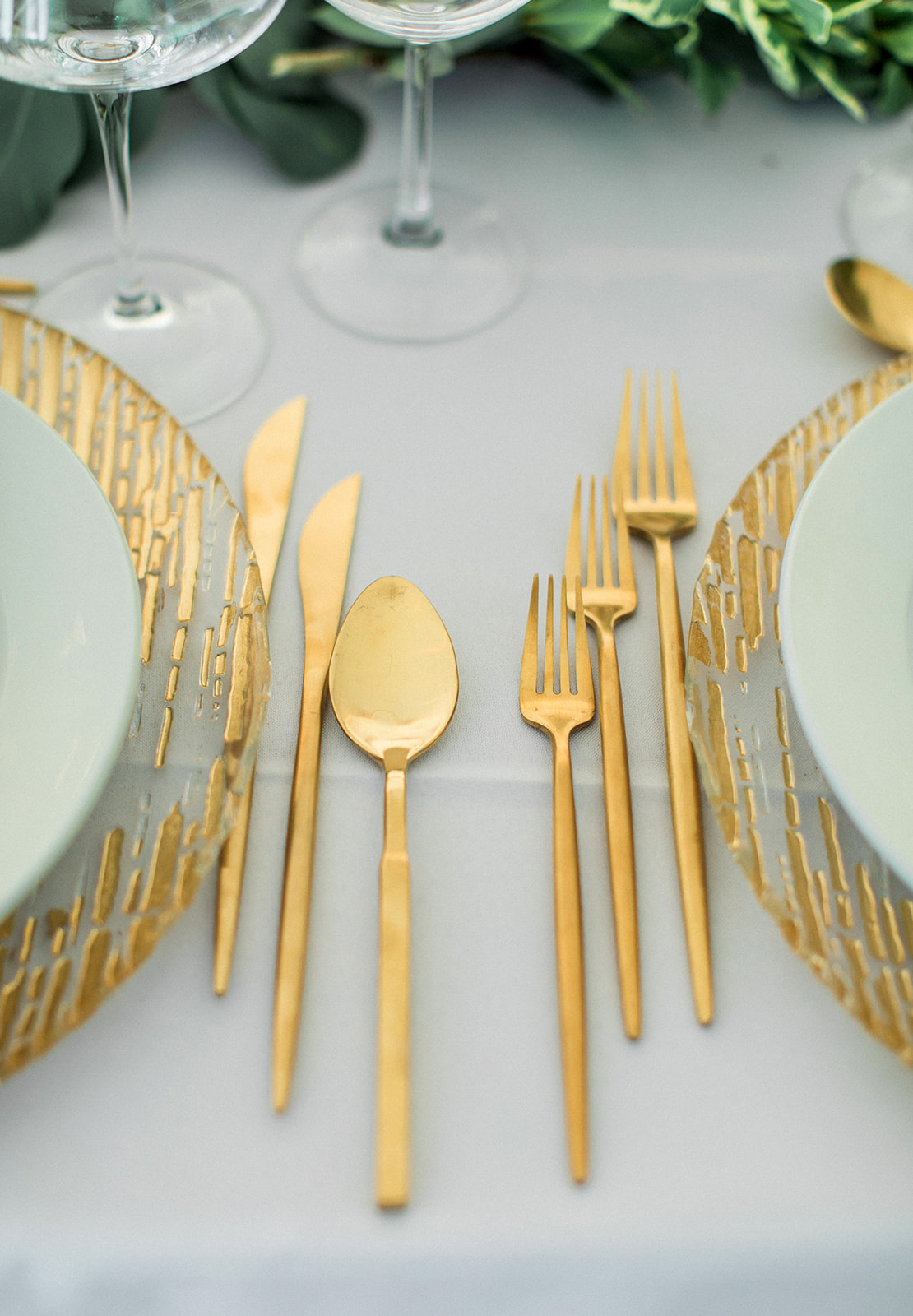 gold flatware and gold charger plates