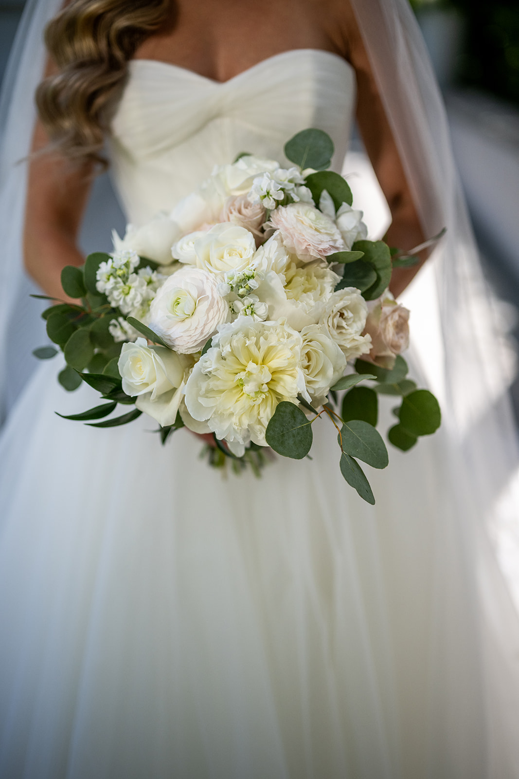 bride holding bouquet