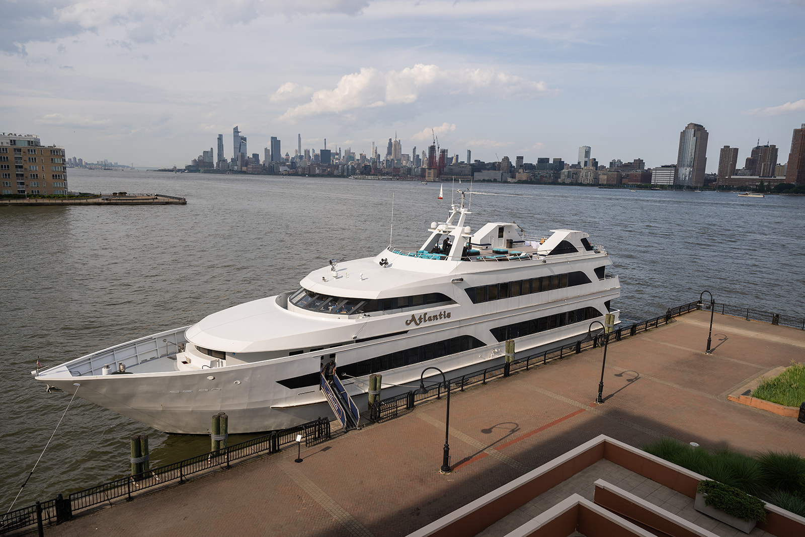 picture of wedding yacht