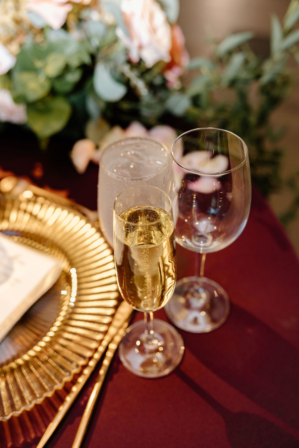 gold charger plate with wine glasses